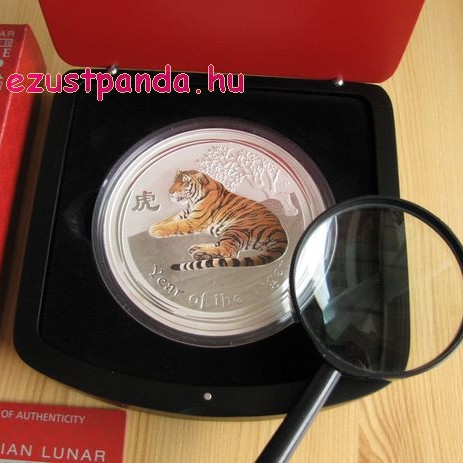 Lunar2 Tigris éve 2010 1 kilogramm színes ezüst pénzérme, topázzal